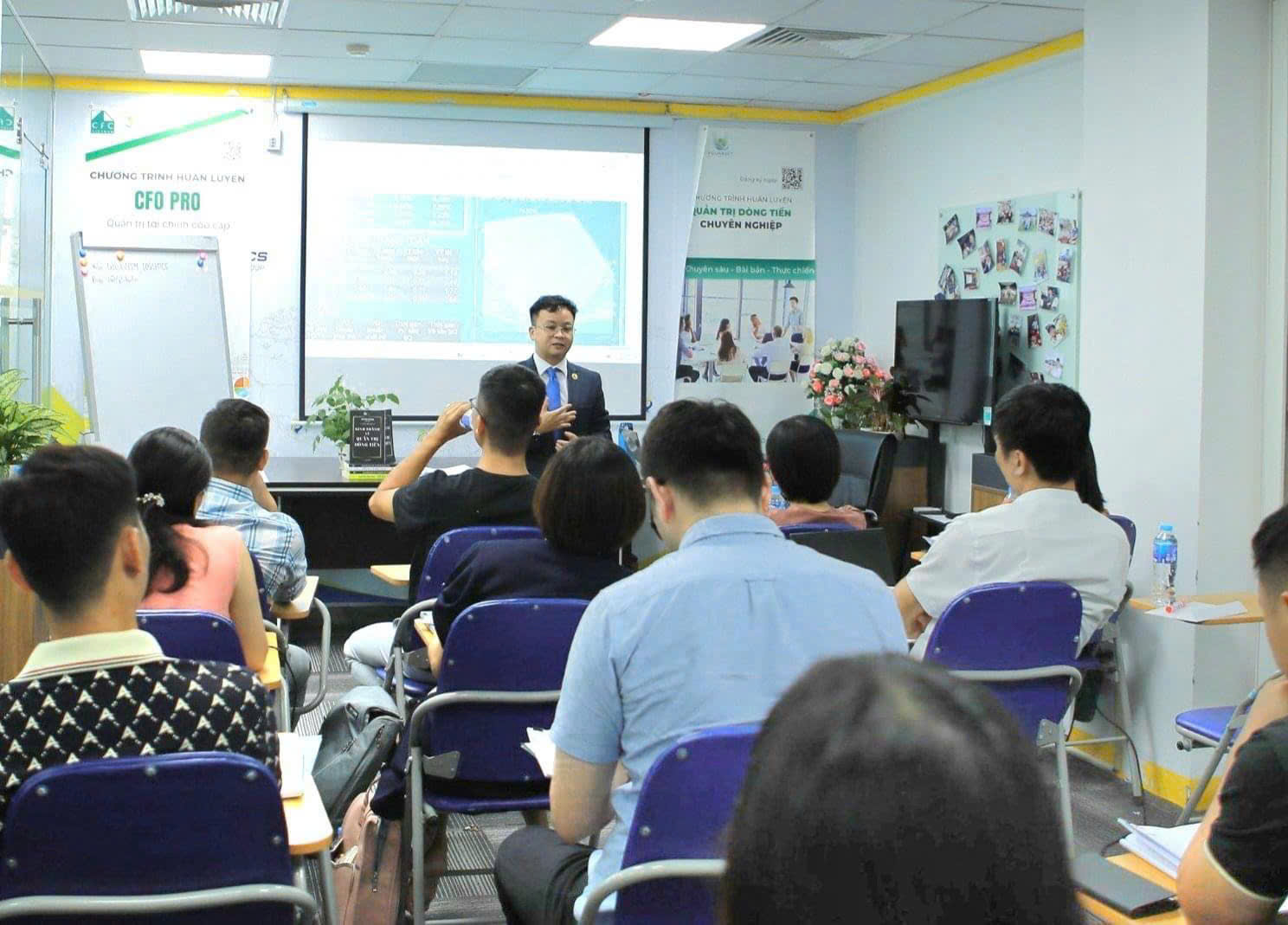 Chuyên gia CFC giảng dạy trong lớp đào tạo quản trị tài chính