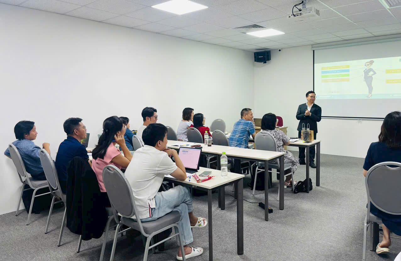 Chuyên gia trình bày nội dung quản trị tài chính trước lớp
