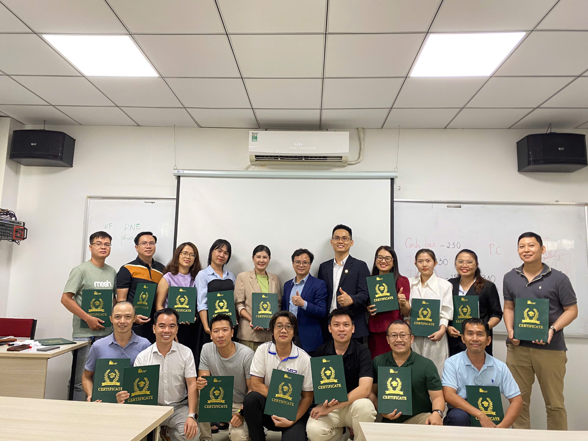 Học viên nhận chứng nhận hoàn thành chương trình đào tạo