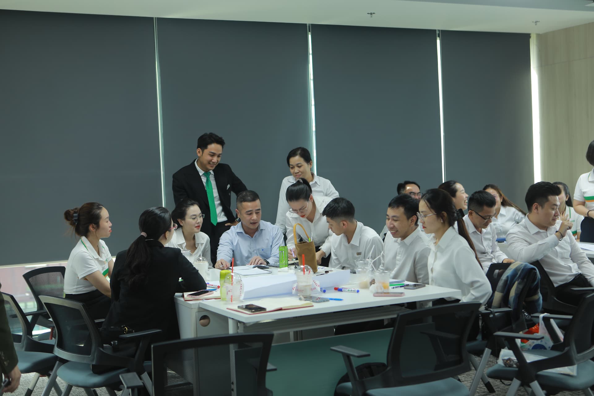 Học viên thảo luận nhóm trong lớp học thực tế