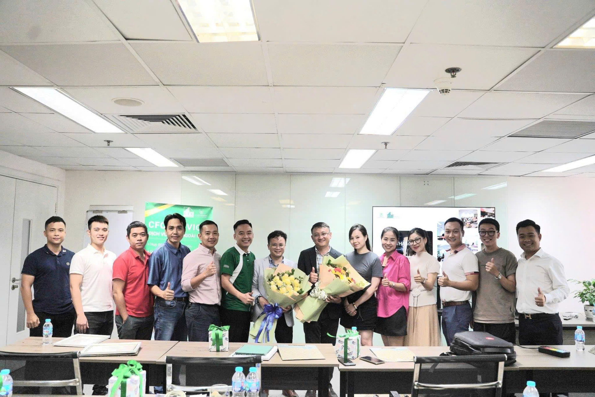 Học viên và chuyên gia CFC trong buổi tổng kết khóa học