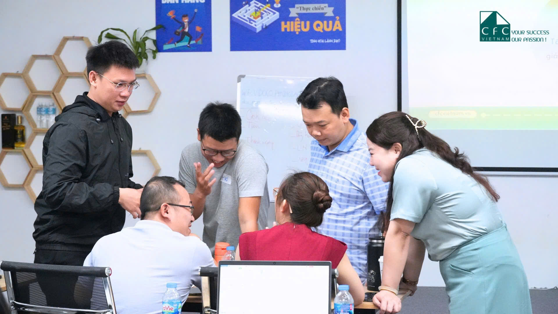 Học viên cùng thảo luận bài tập nhóm trong lớp