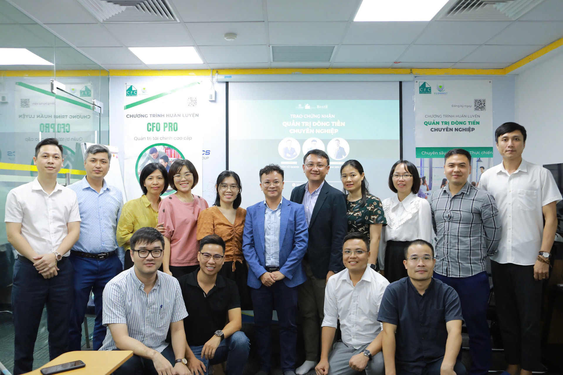 Học viên chụp ảnh lưu niệm sau chương trình đào tạo CFC