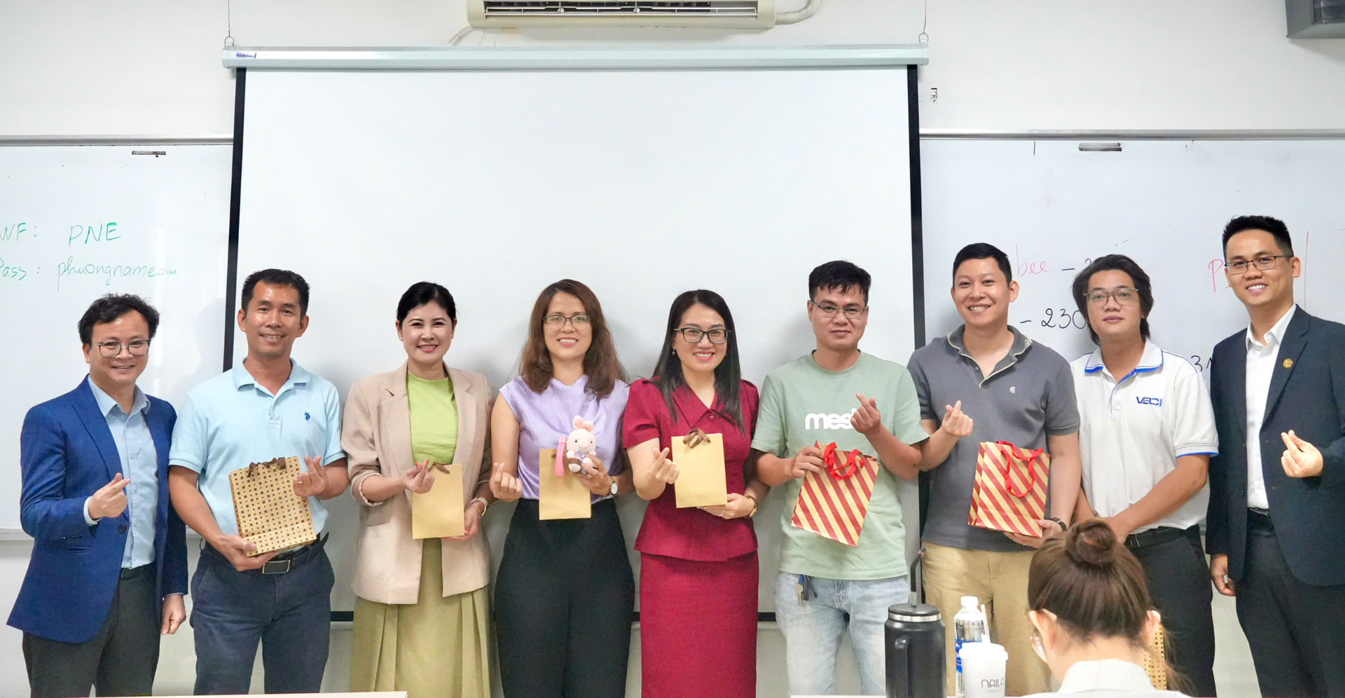 Hoạt động trao quà cho học viên tại lớp học CFC